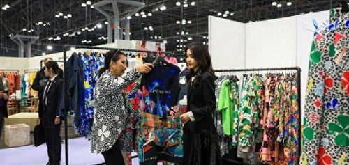 韓第一夫人紐約時(shí)裝展優(yōu)雅亮相，時(shí)尚穿搭引熱議